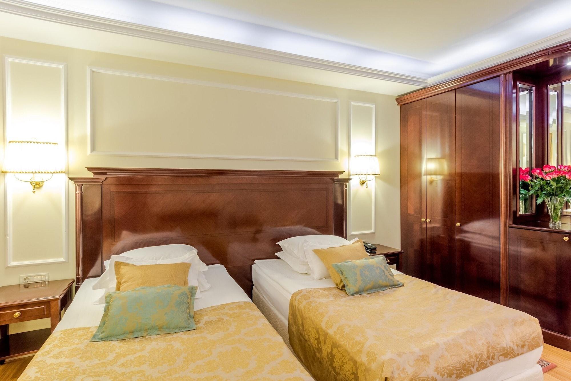 Hotel President Solin Exterior photo