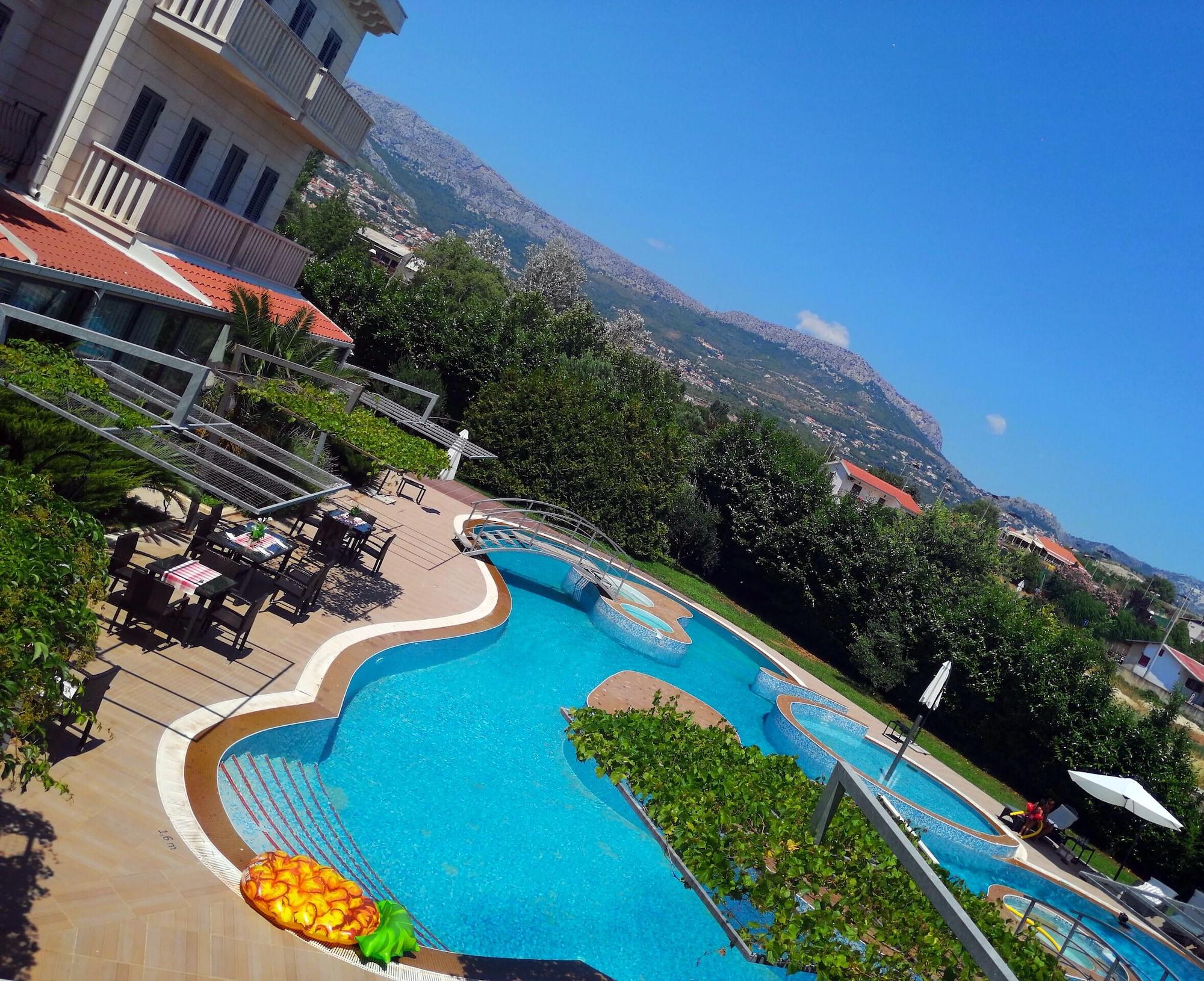 Hotel President Solin Exterior photo