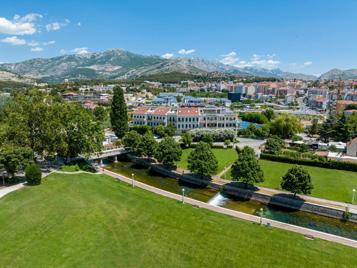 Hotel President Solin Exterior photo