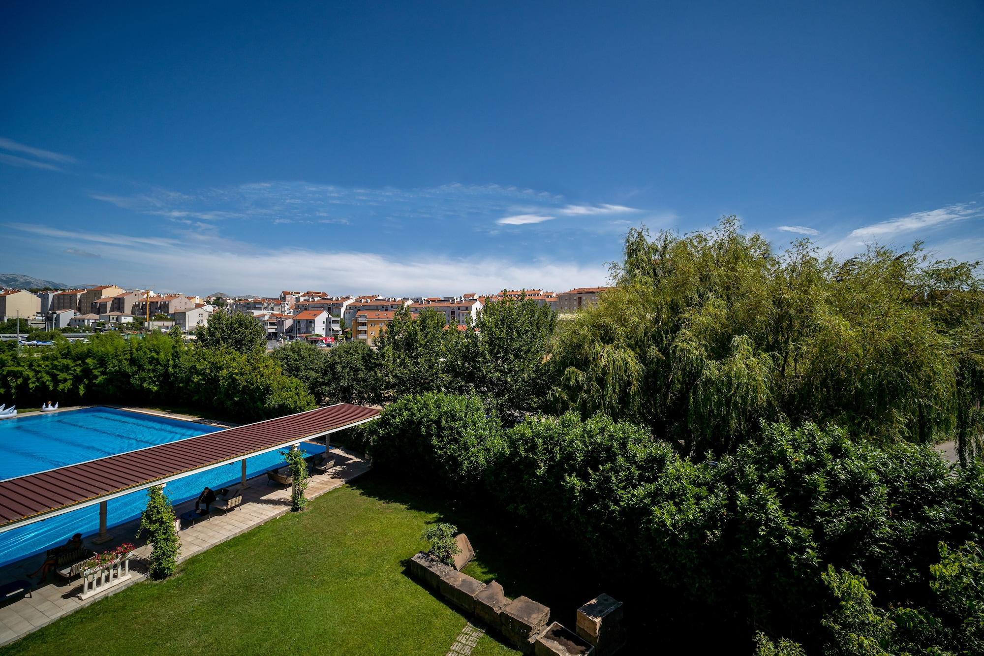 Hotel President Solin Exterior photo