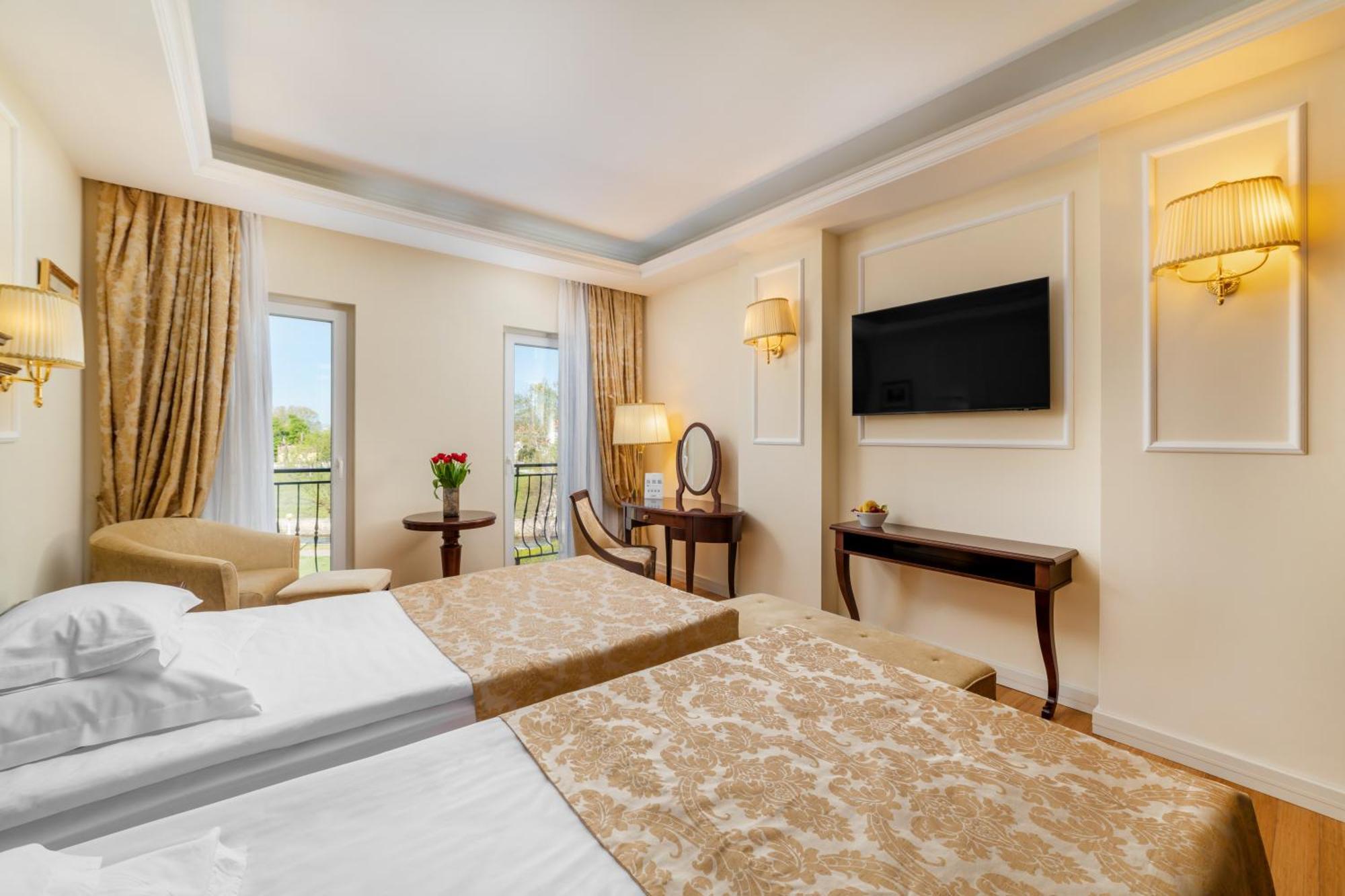 Hotel President Solin Exterior photo