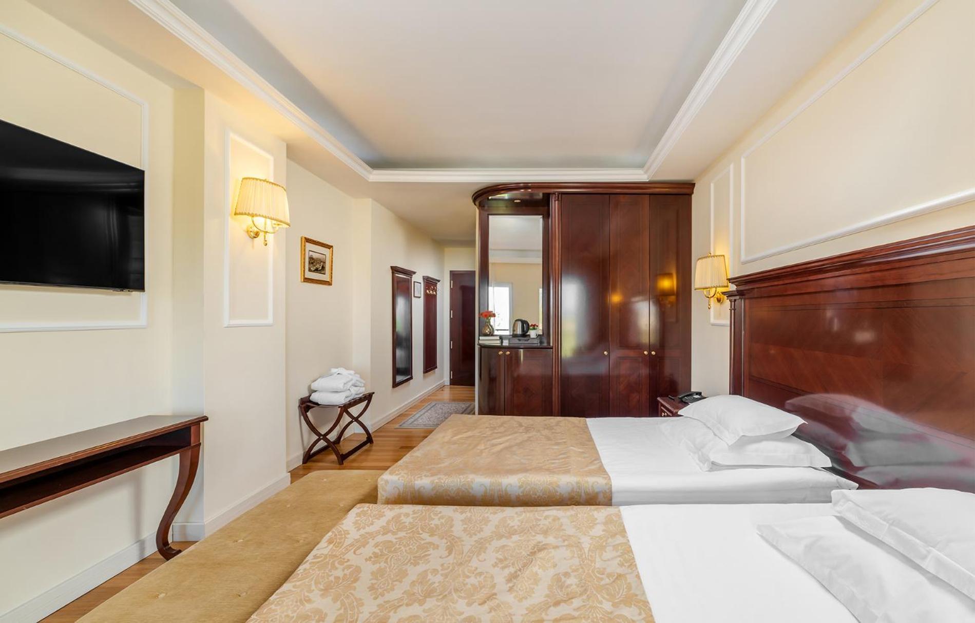 Hotel President Solin Exterior photo